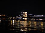 Kettenbrücke, nachts vom Wasser gesehen