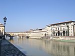 Arno mit Ponte Vecchio und Uffizien