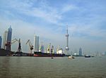 Shanghai, Einfahrt, mit Oriental Pearl Fernsehturm (464 m hoch)